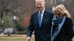 US President Joe Biden and First Lady Jill Biden walk on the South Lawn of the White House in Washington, DC, on January 23, 2023, as they return from a weekend in Rehoboth Beach, Delaware. (Photo by Andrew CABALLERO-REYNOLDS / AFP)