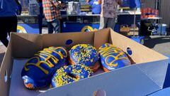 People line up to buy Los Angeles Rams themed donuts at Randy&#039;s Donuts, near the venue for Sunday&#039;s Super Bowl, in Inglewood, California, U.S., February 11, 2022. REUTERS/Alan Devall