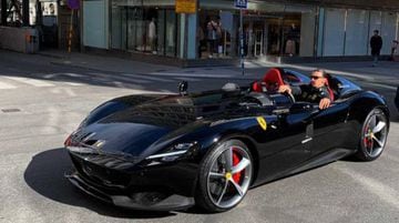 El delantero sueco es un apasionado de la casa Ferrari y uno de sus últimos regalos de cumpleaños así lo demuestra. Zlatan se obsequió con un majestuoso Ferrari Monza SP2 valorado en 1,6 millones de euros.

El valor de su colección estaría alrededor de los 3,5 millones.