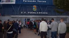 Colas en el Estadio Fernando Torres de Fuenlabrada al amanecer del lunes, 16 de octubre de 2017 para comprar las entradas del partido de Copa del Rey contra el Real Madrid.