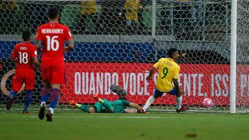 Gabriel Jes&uacute;s anota el segundo gol de Brasil.