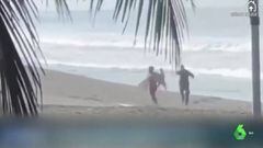 Cómo sacó un policía a un surfista de la playa