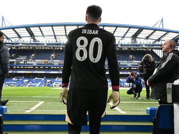El portero del Chelsea Kepa Arrizabalaga ha querido homenajear al 'Txopo' Iribar. El portero vasco salió en el calentamiento del partido del Chelsea frente al Leeds con una camiseta negra con el nombre de Iribar y con el número 80.