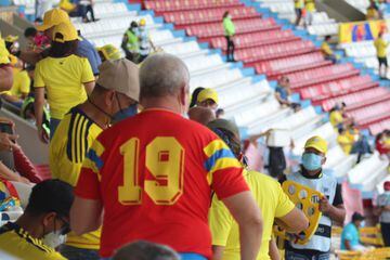 Los hinchas de la Selección Colombia acompañan al equipo en su partido ante Ecuador por las Eliminatorias Sudamericanas en el Metropolitano.