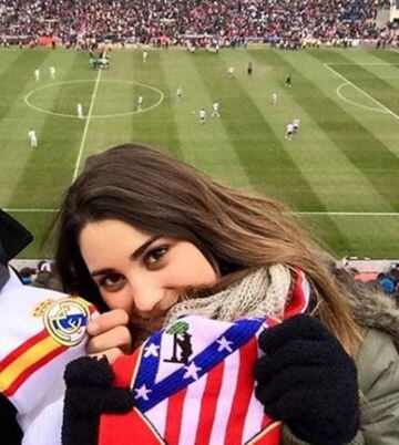 Sandra Garal, novia de Marco Asensio, posando con la bufanda del Atlético de Madrid en un derbi madrileño.