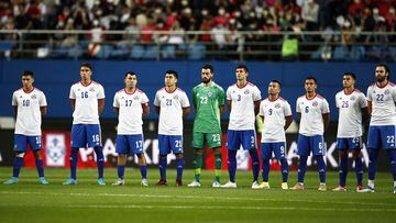 DAEJEON, 06/06/2022.- Los jugadores de Chile escuchan el himno nacional de su país antes del partido amistoso de fútbol que enfrentó a su selección contra la de Corea del Sur en el estadio de Daejeon, Corea del Sur, este lunes. EFE/ Jeon Heon-kyun
