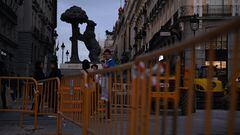 Varias vallas frente a la estatua del Oso y el Madroño en la Puerta del Sol, a 17 de marzo de 2023, en Madrid (España). La nueva Puerta del Sol, cuyas obras arrancaron el 22 de marzo de 2022, no contará con una inauguración debido a los plazos electorales, pese a que será accesible a los madrileños la primera semana del mes de abril. En esta apertura no se habrá cambiado ni la entrada al Cercanías --conocida como 'ballena'-- ni la disposición de la estatua ecuestre de Carlos III.
17 MARZO 2023;MADRID;PUERTA DEL SOL;OBRAS
Fernando Sánchez / Europa Press
17/03/2023