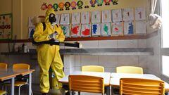 Un empleado del Distrito Federal desinfecta una escuela p&uacute;blica como medida contra la propagaci&oacute;n del nuevo coronavirus en Brasilia, el 5 de agosto de 2020.