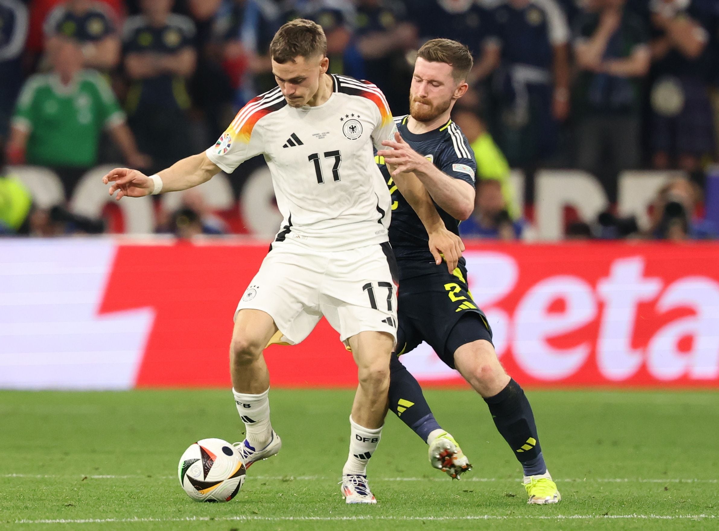 Munich (Germany), 14/06/2024.- Anthony Ralston of Scotland (R) and Florian Wirtz of Germany (L) in action during the UEFA EURO 2024 group A match between Germany and Scotland in Munich, Germany, 14 June 2024. (Alemania) EFE/EPA/FRIEDEMANN VOGEL
