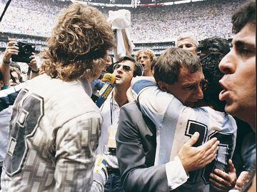 Pocos matrimonios deportivos han sido tan llamativos como el que tuvieron Maradona y Bilardo. El seleccionador argentino, con sus polémicos métodos, fue una constante en la carrera de Diego. La figura de uno no se entendería sin la aparición del otro.