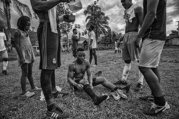 El fotógrafo colombiano realizó una serie fotográfica en la cual narra la historia de excombatientes de las FARC que juegan al fútbol frente a pobladores locales de la zona y soldados de las Fuerzas Armadas de Colombia. 