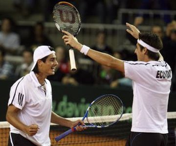 Nicolás y Giovanni Lapentti. El primero de estos hermanos ecuatorianos alcanzó a ser sexto del ránking ATP. Junto a Giovanni llevaron a su país al grupo mundial de la Copa Davis. 