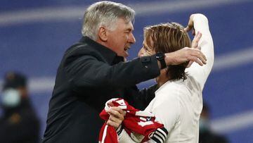 Ancelotti y Modric se abrazan después de ganar un derbi en el Bernabéu.