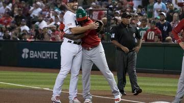 Phoenix (United States), 12/03/2023.- Paul Goldschmidt (L) of the US greets Randy Arozarena of Mexico at first base during the Mexico vs USA Pool C game of the 2023 World Baseball Classic at Chase Field in Phoenix, Arizona, USA, 12 March 2023. (Estados Unidos, Fénix) EFE/EPA/Rick D'Elia
