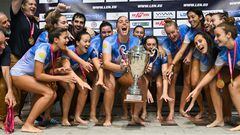 Las jugadoras del Sabadell posan con el trofeo de campeonas de la Supercopa de Europa de Waterpolo