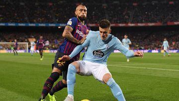 El eslovaco Robert Mazan protege el bal&oacute;n ante Arturo Vidal, futbolista chileno del Barcelona. 
