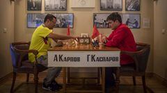 Los visitantes al Museo del Ajedrez, como Sergio y Luis, venidos de Colombia, pueden sentarse y jugar en la mesa en la que Karpov y Kasparov disputaron la final Mundial del 84.