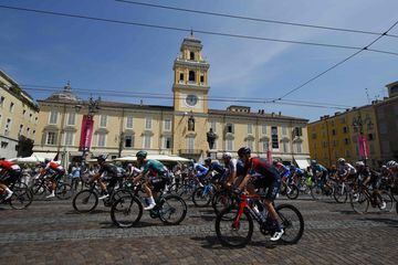 The pack of riders parade through the streets of Parma prior to the start of the 12th stage of the Giro d'Italia 2022 cycling race, 204 kilometers from Parma to Genova, on May 19, 2022. (Photo by Luca Bettini / AFP)