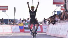 Adam Yates celebra su victoria en la cima de Jebel Hafeet durante la tercera etapa del UAE Tour.