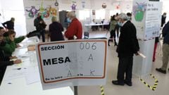 Varios ancianos hacen cola para votar en el Colegio P&uacute;blico La Navata de Galapagar, a 4 de mayo de 2021, en Madrid (Espa&ntilde;a). Un total de 5.112.658 madrile&ntilde;os est&aacute;n llamados a las urnas hoy 4 de mayo, seg&uacute;n el censo elect