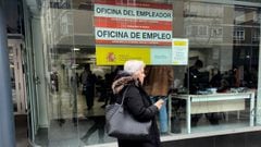 Una mujer pasea junto a una Oficina de Empleo de Madrid (Espa&ntilde;a), a 10 de febrero de 2020.