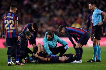 Lesión de Sergio Busquets al sufrir una torcedura en su tobillo izquierdo. El mediocentro fue sustituido en el minuto 7 del partido.