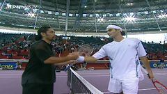 Los tenistas Marcelo Ríos y Roger Federer se saludan tras su partido en el Masters de Madrid 2002.