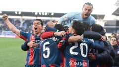 Los jugadores del Huesca celebran el gol de la victoria de Obeng.