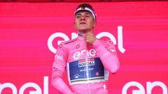 El ciclista belga Remco Evenepoel posa en el podio con la maglia rosa de líder tras la tercera etapa del Giro de Italia 2023.