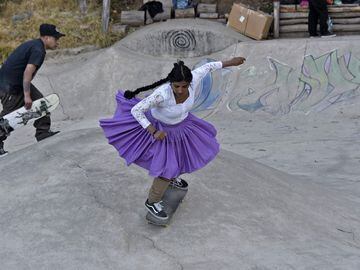 Las integrantes de "ImillaSkate", "imilla" significa "jovencita" en las lenguas originarias aymara y quechua, visten atuendos tradicionales para patinar como símbolo de resistencia.
