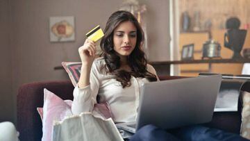 Una mujer comprando por internet