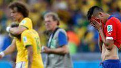 Mauricio Isla se lamenta despu&eacute;s de la eliminaci&oacute;n de Chile a manos de Brasil en la Copa del Mundo.