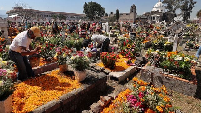 Día de Muertos 2022 en México: se puede ir a visitar a los difuntos en el cementerio y qué horarios hay