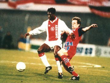 Jugó en el Ajax desde la temporada 92/93 hasta la 94/95.