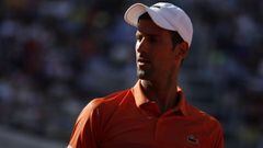 El tenista serbio Novak Djokovic reacciona durante su partido ante Aslan Karatsev en el Masters 1.000 de Roma.