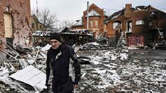 A man walks between houses destroyed during air strikes on the central Ukranian city of Bila Tserkva on March 8, 2022. - Russia stepped up its bombing campaign and missile strikes on Ukraine&#039;s cities, destroying two residential buildings in a town we