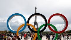 Imagen de los aros olímpicos delante de la Torre Eiffel de París.
