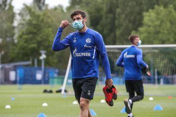 Schalke's German midfielder Daniel Caligiuri wears a face mask as he leaves after a training session of German first division Bundesliga football club FC Schalke 04 in Gelsenkirchen
