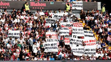 Las pancartas en el Estadio de Vallecas, durante el Rayo-Real Madrid.