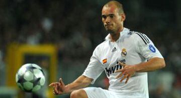 8. Wesley Sneijder llegó al Real Madrid por un monto cercano a los 27 millones de euros, pero su rendimiento no lo justificó.