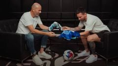 Zinedine Zidane y Leo Messi se intercambian las camisetas de Francia y Argentina.
