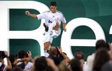 Cristiano Ronaldo haciendo malabares y toques con el balón por primera vez con la camiseta del Real Madrid
