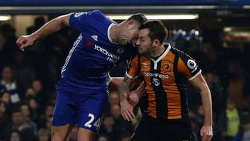 TOPSHOT - Chelsea&#039;s English defender Gary Cahill (L) and Hull City&#039;s English midfielder Ryan Mason clash heads during the English Premier League football match between Chelsea and Hull City at Stamford Bridge in London on January 22, 2017. / AFP PHOTO / Adrian DENNIS / RESTRICTED TO EDITORIAL USE. No use with unauthorized audio, video, data, fixture lists, club/league logos or &#039;live&#039; services. Online in-match use limited to 75 images, no video emulation. No use in betting, games or single club/league/player publications.  /  PUBLICADA 24/01/17 NA MA21 1COL