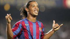 Ronaldinho Ga&uacute;cho celebra un tanto con el Bar&ccedil;a