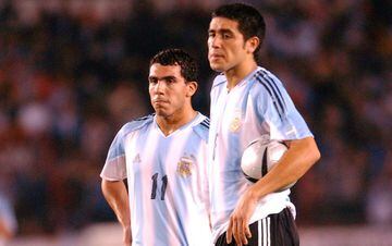 Durante su paso por las inferiores de Boca, Tévez fue fotografiado junto a su ídolo en la Bombonera, para luego incluso jugar juntos en la Selección Argentina.