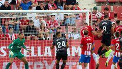 Abdón Prats remata a gol contra el Girona