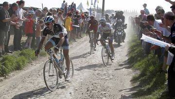 Fabian Cancellara rueda por delante de Thor Hushovd durante un tramo de pav&eacute;s de la Par&iacute;s-Roubaix de 2011.