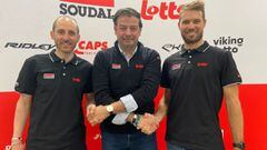 Los ciclistas Carlos Brabero y Reinhardt Janse Van Rensburg posan tras firmar su contrato con el equipo Lotto-Soudal.