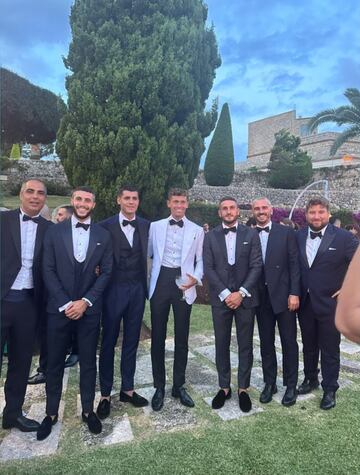 Marcos Llorente, posa con sus compañeros en el Atlético de Madrid que acudieron a su boda, Mario Hermoso, Álvaro Morata, Koke y Antoine Griezmann.