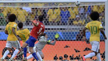En el duelo de los Octavos de Final en la Copa del Mundo de Brasil 2014, Chile estuvo cerca de eliminar a Brasil cuando Pinilla estrell&oacute; un disparo al poste.
